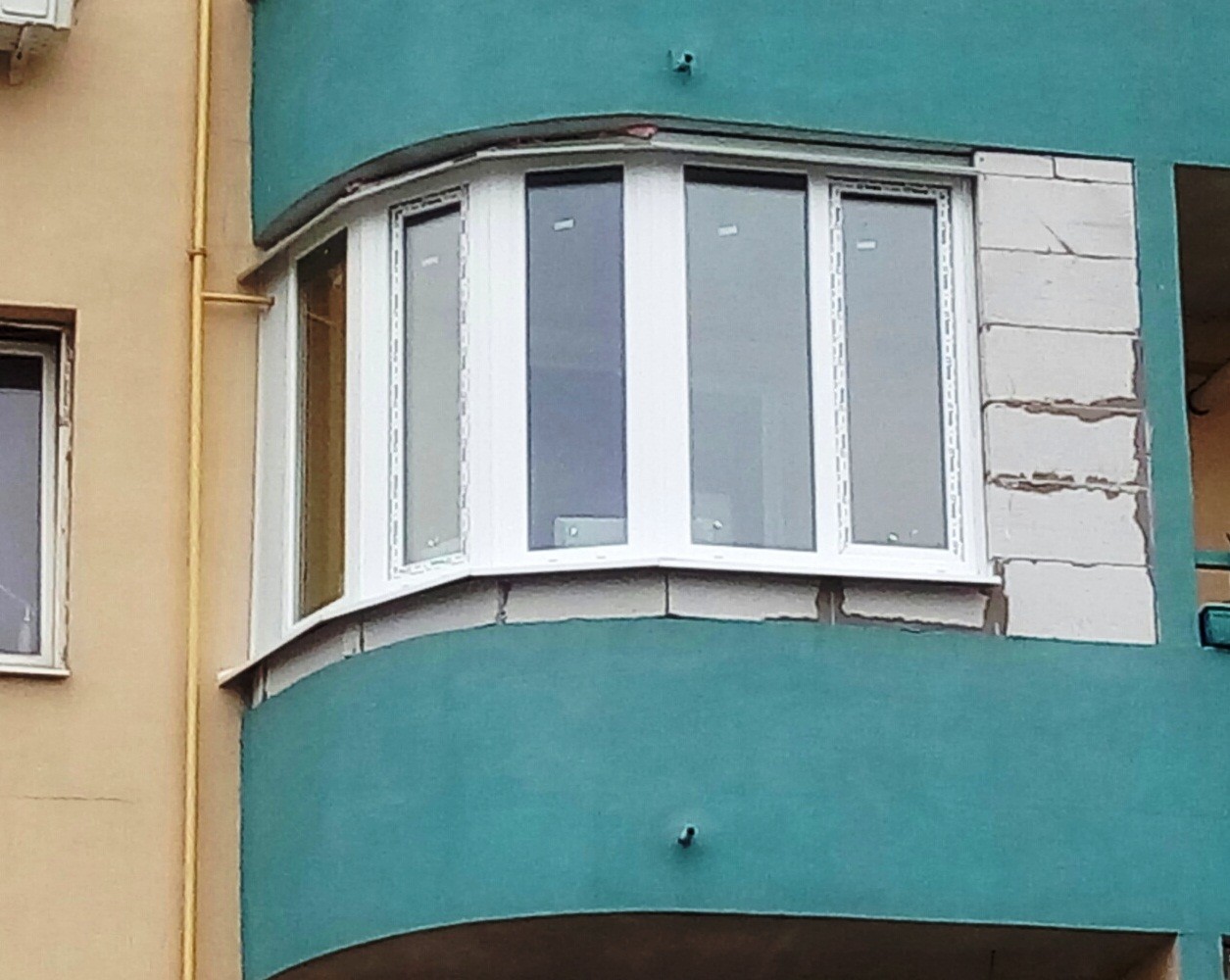СКЛІННЯ ЕРКЕРНОЇ ЛОДЖІЇ НА ВУЛ. ШОЛОХОВА.