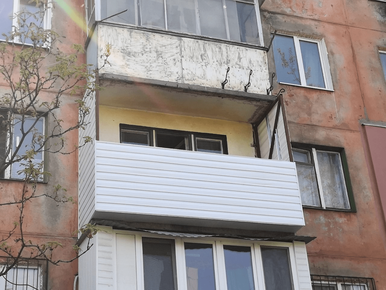 ОСТЕКЛЕНИЕ И ОБШИВКА САЙДИНГОМ БАЛКОНА