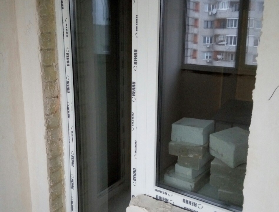 СКЛІННЯ КВАРТИРИ НА ТОПОЛІ 1.